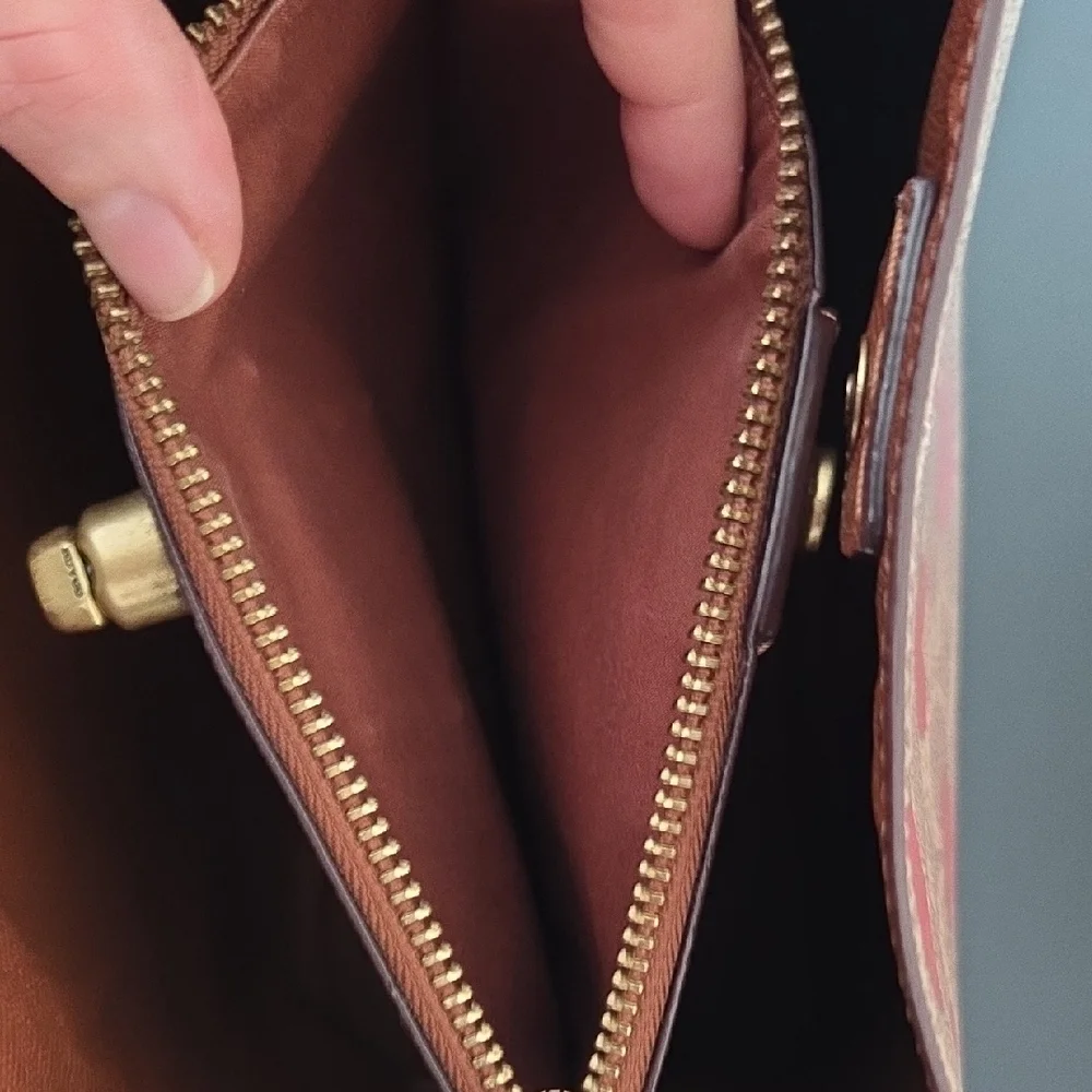 Willow Bucket Bag In Signature Canvas With Heart Print
C8389 - Picture 13 of 16